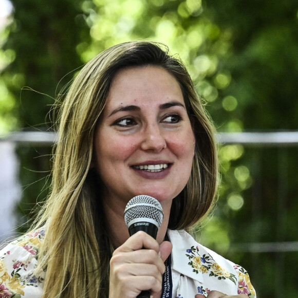 C'est indéniable lorsqu'on découvre ou rédécouvre la photo qu'elle a choisie pour annoncer s'être mariée. C'était en juin 2019.
Marie Portolano lors du festival International du Journalisme à Couthures-sur-Garonne, France, le 15 juillet 2022. © Thierry Breton /Panoramic/Bestimage