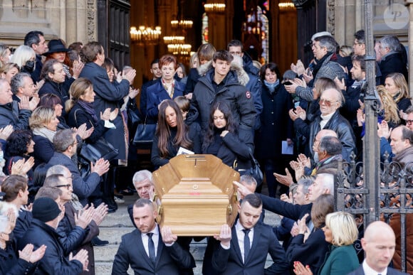 Nathalie Marquay et ses enfants Lou et Tom Dominique Bonnet (première femme de Jean-Pierre Pernaut) - La famille de Jean-Pierre Pernaut à la sortie des obsèques en la Basilique Sainte-Clotilde à Paris le 9 mars 2022. © Cyril Moreau/Bestimage