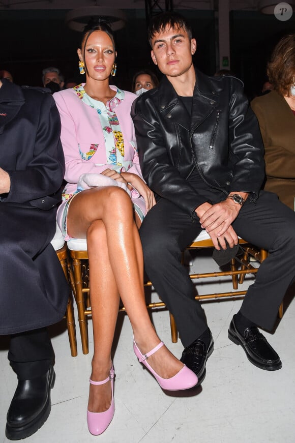 Paulo Dybala a offert une superbe bague de fiançailles à sa chérie
 
Oriana Sabatini, Paulo Dybala au front Row du défilé Moschino Collection Prêt-à-Porter Automne-Hiver 2022/2023 lors de la Fashion Week de Milan (MLFW), Italie, le 24 février 2022.
