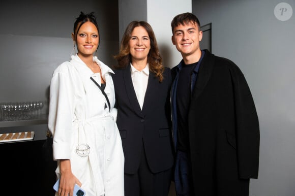 Oriana Sabatini, Roberta Armani et Paulo Dybala - Défilé Armani automne hiver 2022 lors de la Fashion Week à Milan, le 27 février 2022.