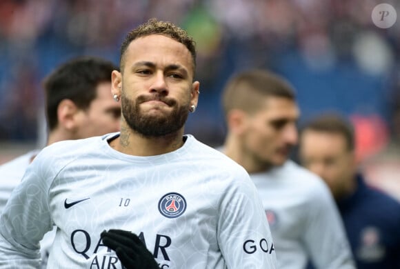 Echauffement - Neymar Jr ( 10 - PSG ) - lors du match de Ligue 1 Uber Eats "PSG - Lille (4-3)" au Parc des Princes
