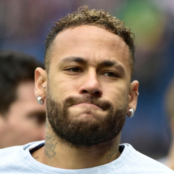 Echauffement - Neymar Jr ( 10 - PSG ) - lors du match de Ligue 1 Uber Eats "PSG - Lille (4-3)" au Parc des Princes