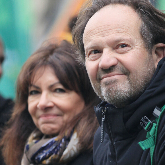 Un déplacement prolongé à titre privé avec un séjour familial avec son compagnon Jean-Marc Germain
Anne Hidalgo et son mari Jean-Marc Germain assistent en amoureux au Marathon de Paris 2023 le 2 avril 2023.