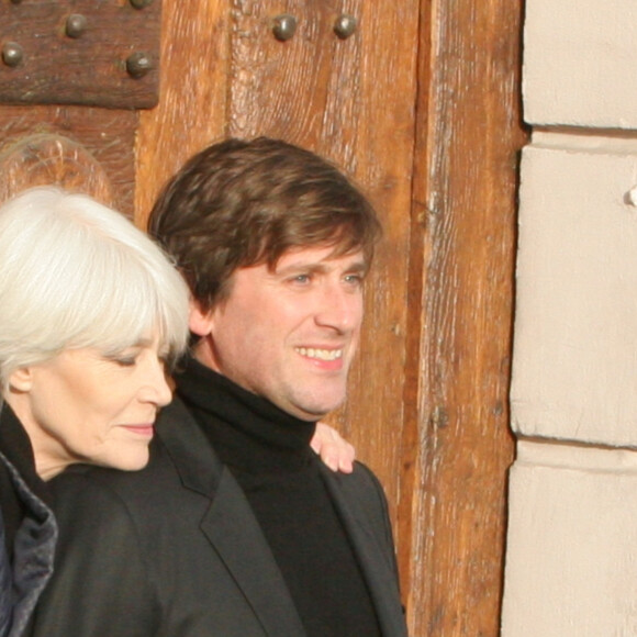 Exclusif - Françoise Hardy et son fils Thomas Dutronc se baladent le long des quais de l'Île Saint-Louis à Paris, France, le 2 novembre 2016. Françoise Hardy se dévoile dans "Un cadeau du ciel", son dernier livre aux Éditions des Équateur dans lequel elle revient sur son hospitalisation en mars dernier (15) pour son lymphome, en librairie, le 3 novembre.