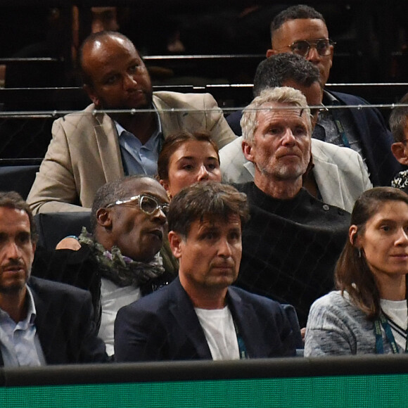 Alexandre Bompard, Fabrice Santoro, Denis Brogniart et sa fille, Julien Courbet - People dans les tribunes de la demi-finale de l'Open Rolex Paris Masters à l'Accor Arena entre N. Djokovic contre A. Rublev, Paris le 4 novembre 2023. © Veeren/Bestimage  People in the stands of the semi-final of the Rolex Paris Masters Open at the Accor Arena between N. Djokovic against A. Rublev, Paris on November 4, 2023. 