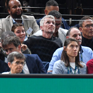 Alexandre Bompard, Fabrice Santoro, Denis Brogniart et sa fille, Julien Courbet - People dans les tribunes de la demi-finale de l'Open Rolex Paris Masters à l'Accor Arena entre N. Djokovic contre A. Rublev, Paris le 4 novembre 2023. © Veeren/Bestimage 