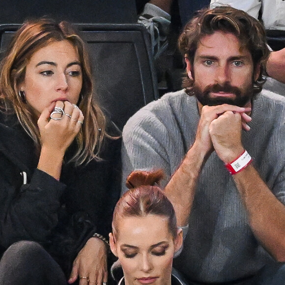 Exclusif - Tom Leeb et sa compagne Constance Labbé dans les tribunes de la demi-finale de l'Open Rolex Paris Masters à l'Accor Arena entre N. Djokovic contre A. Rublev le 4 Novembre 2023. © Matthieu Mirville/Bestimage 