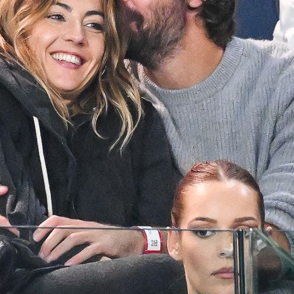 Exclusif - Tom Leeb et sa compagne Constance Labbé dans les tribunes de la demi-finale de l'Open Rolex Paris Masters à l'Accor Arena entre N. Djokovic contre A. Rublev le 4 Novembre 2023. © Matthieu Mirville/Bestimage 