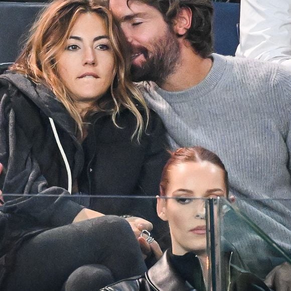 Exclusif - Tom Leeb et sa compagne Constance Labbé dans les tribunes de la demi-finale de l'Open Rolex Paris Masters à l'Accor Arena entre N. Djokovic contre A. Rublev le 4 Novembre 2023. © Matthieu Mirville/Bestimage 