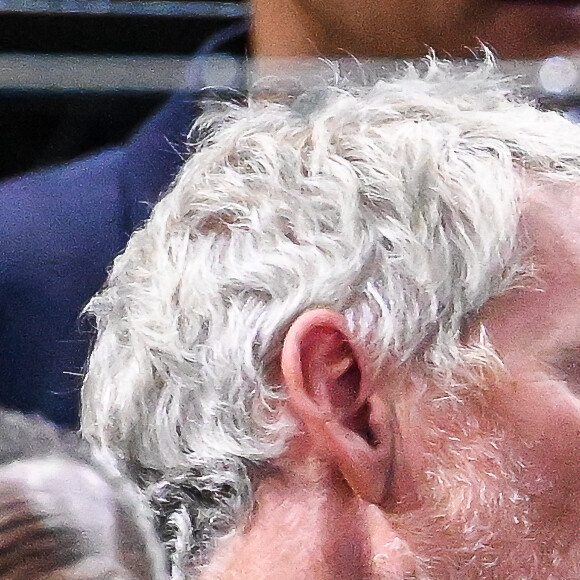 Denis Brogniart et Julien Courbet - People dans les tribunes de la demi-finale de l'Open Rolex Paris Masters à l'Accor Arena entre N. Djokovic contre A. Rublev le 4 Novembre 2023. © Matthieu Mirville/Bestimage 