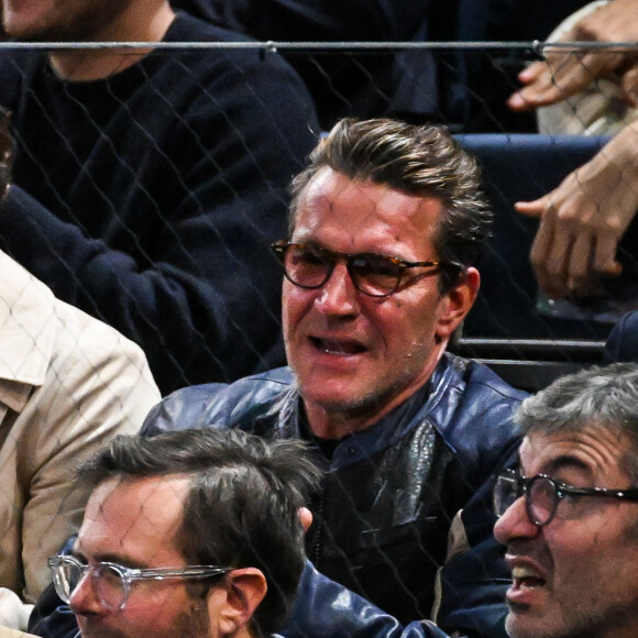 Benjamin Castaldi avec son fils Simon - People dans les tribunes de la demi-finale de l'Open Rolex Paris Masters à l'Accor Arena entre N. Djokovic contre A. Rublev le 4 Novembre 2023. © Matthieu Mirville/Bestimage 
