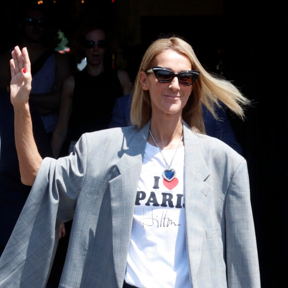 Celine Dion à la sortie de l'hôtel de Crillon à Paris pendant la fashion week Haute-Couture automne-hiver 2019/2020 le 3 juillet 2019. Elle porte un t-shirt avec la mention "I love Paris.....Hilton" ! Et le bijou qu'elle porte autour du cou ressemble au "Coeur de l'Océan" le diamant du film Titanic que portait Kate Winslet. 