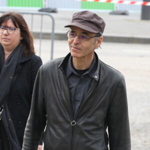 Jean-Jacques Goldman a tenu à s'offrir une vie plus calme, loin de toute médiatisation. Et ce depuis déjà de nombreuses années.
Jean-Jacques Goldman lors des obsèques de Véronique Colucci au cimetière communal de Montrouge.