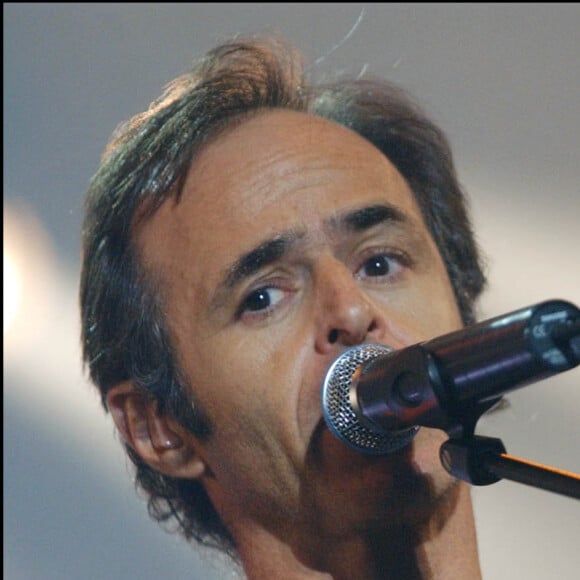 Au sous-sol, nos confrères rappellent qu'il corde des raquettes et règle des skis. Cette passion du sport ne l'a jamais quitté.
Jean-Jacques Goldman en 2004