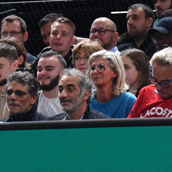 Les acteurs Pascal Elbé et Gilles Cohen, venu avec sa femme Karine Paschal également
 
Pascal Elbé, Gilles Cohen et sa femme Karine Paschal - People dans les tribunes du Rolex Paris Bercy Masters 1000 remporté par Novak Djokovic contre Grigor Dimitrov , le 4 novembre 2023. © Veeren/Bestimage