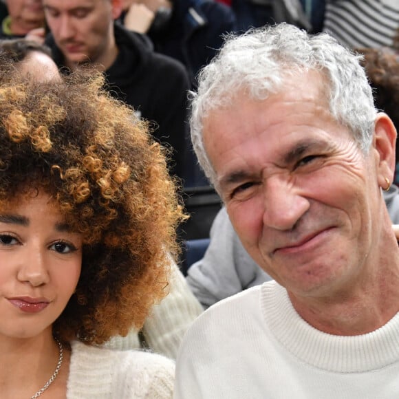 Léna Mahfouf alias Léna situations et son père Karim Mahfouf - People dans les tribunes du Rolex Paris Bercy Masters 1000 remporté par Novak Djokovic contre Grigor Dimitrov , le 4 novembre 2023. © Veeren/Bestimage