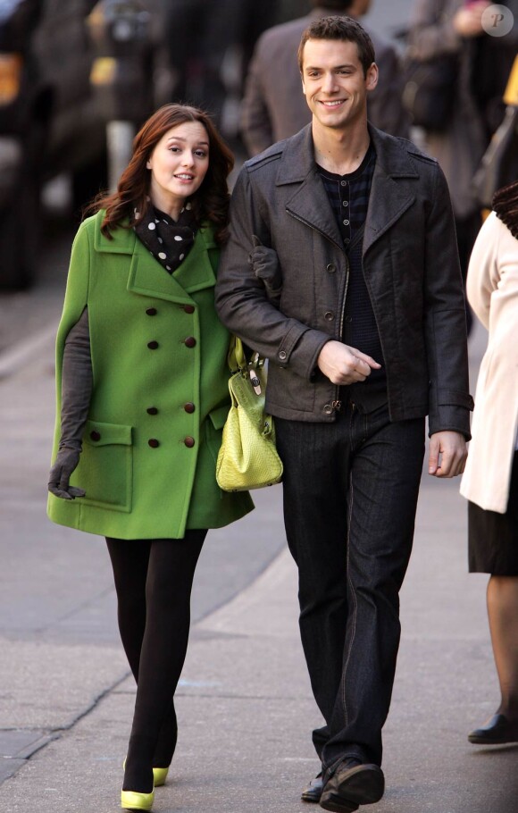Leighton Meester et un charmant inconnu (nouveau personnage ???) sur le tournage de Gossip Girl à New York, le 9 mars 2010