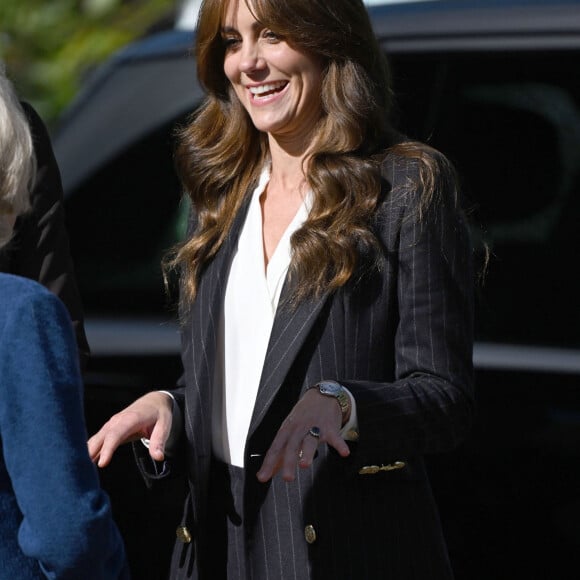 Elle trouve qu'elle devrait pour casser ce côté trop policé utiliser un eye-liner plus foncé. D'autres conseils ont été prodigués par Carine Roitfeld parmi lesquels porter du Chanel ou encore ne pas limiter les tenues noires à des funérailles.
Le prince William, prince de Galles, et Catherine (Kate) Middleton, princesse de Galles, en visite au pavillon Grange à Cardiff, le 3 octobre 2023. 