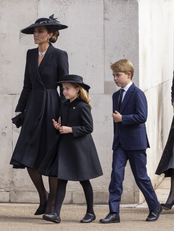 "Elle ne porte que du noir lors des funérailles", s'est-t-elle étonnée auprès du Times. "C'est peut-être une règle dans la famille royale, mais je l'habillerais davantage en noir. Eye-liner noir. Plus de Saint Laurent, plus de Chanel, plus de français", a-t-elle ajouté.
Kate Catherine Middleton, princesse de Galles (robe Alexander McQueen), la princesse Charlotte et le prince George de Galles - Procession du cercueil de la reine Elizabeth II d'Angleterre de l'Abbaye de Westminster à Wellington Arch à Hyde Park Corner. Le 19 septembre 2022
