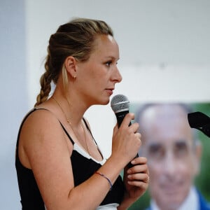 Marion Maréchal (candidate suppléante aux élections législatives dans le Vaucluse pour le parti Reconquête), enceinte, en meeting à Tarascon, le 20 mai 2022.
