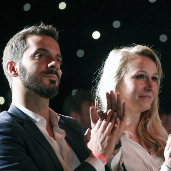 Maman de deux enfants, Olympe (9 ans) – fruit d'une première union avec Matthieu Décosse – et Clotilde (1 an et demi), sa fille avec son mari l'homme politique Vincenzo Sofo, la nièce de Marine Le Pen a aussi connu une histoire d'amour avec un homme qui s'est donné la mort.
Marion Maréchal et son mari Vincenzo Sofo - Convention de la Droite à La Palmeraie, Paris, France.