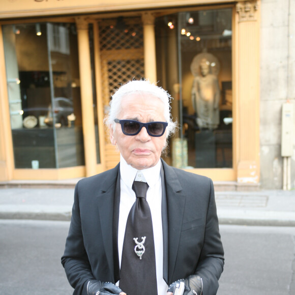 Si son visage, son allure et son parcours sont connus de tous, l'homme mort le 19 février 2019, alors qu'il était sur un lit de l'hôpital américain, est un personnage finalement des plus mystérieux.
Karl Lagerfeld - Lancement du livre de Paul Loup Sulitzer "Monstre Sacre, l'homme aux 60 millions de livres se raconte sans tabou" au club des Saints Peres a Paris le 25 juin 2013.