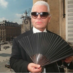 Dans son livre "Karl", publié aux éditions Robert Laffont, la journaliste de "Libération" s'est intéressée longuement et précisément à la légende de la mode: Karl Lagerfeld.
Karl Lagerfeld au défilé Chanel