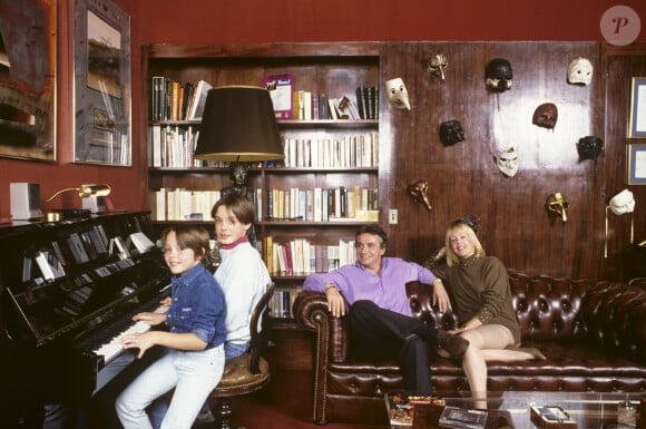 Archives - En France, à Paris, rendez-vous avec Michel Sardou, à son domicile, avec ses 2 fils, Romain, 13 ans et Davy, 9 ans, dans le salon, avec sa femme Babette. Novembre 1987 © Michel Marizy via Bestimage