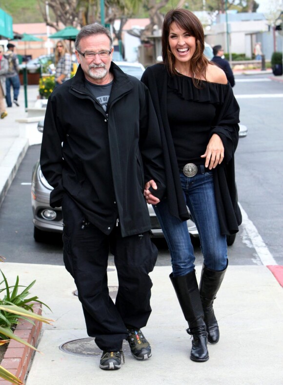 Robin Williams et sa nouvelle compagne Susan Schneider se promènent dans les rues de Malibu le 9 mars 2010