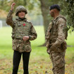 PHOTOS Kate Middleton transformée en militaire : loin de William, elle retrouve le sourire entourée de soldats !