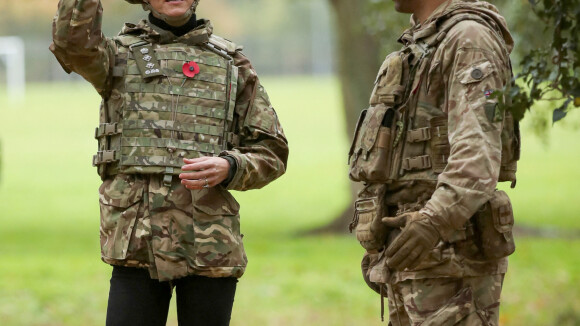 PHOTOS Kate Middleton transformée en militaire : loin de William, elle retrouve le sourire entourée de soldats !