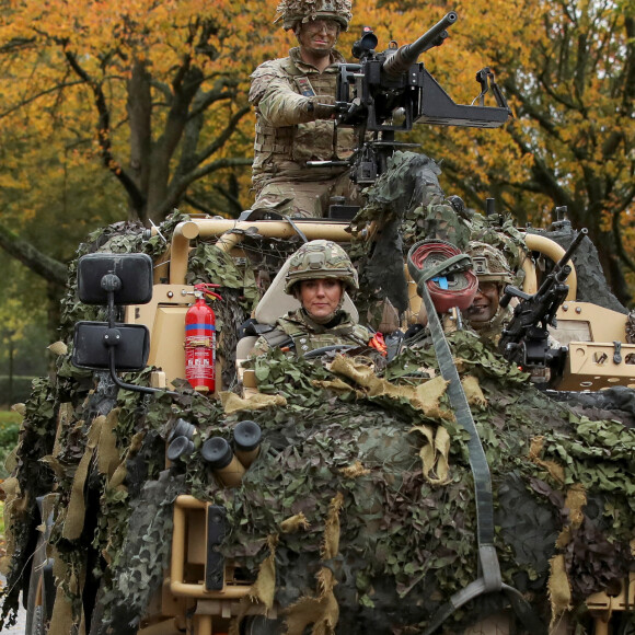 ... mais elle est aussi colonel en chef.
Kate Middleton - Visite au 1er Queen's Dragoon Guards à la caserne Robertson, Dareham, dans le Norfolk. Le 8 novembre 2023.