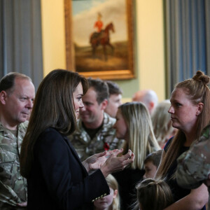 Voilà qui explique qu'elle ait enfilé sa tenue à motif camouflage le 8 novembre 2023.
Kate Middleton - Visite au 1er Queen's Dragoon Guards à la caserne Robertson, Dareham, dans le Norfolk. Le 8 novembre 2023.