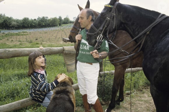 Et comble du bonheur ils vivent non loin de l'autre dans le mas de l'acteur.
En France, à Château-Fantin, rendez-vous avec Guy Marchand chez lui, dans le Bordelais, avec sa fille Ludivine (7 ans), avec deux de ses chevaux. Mai 1991 © Michel Ristroph via Bestimage
