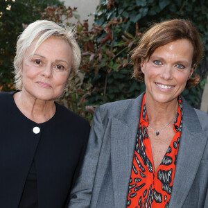 Elles jouent Louise Arbus et Barbara Delandre dans la série Master Crimes.
Muriel Robin et Anne Le Nen lors de l'inauguration du jardin des ambassadeurs Line Renaud à Paris. © Coadic Guirec / Bestimage