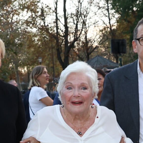 Muriel Robin, Line Renaud et Dany Boon lors de l'inauguration du jardin des ambassadeurs Line Renaud à Paris le 2 octobre 2023. © Coadic Guirec / Bestimage