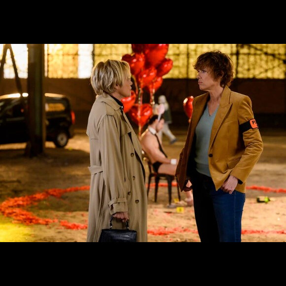 Quel bonheur, pour les jeunes épouses, de pouvoir ainsi se retrouver sur un plateau de tournage.
Muriel Robin et Anne Le Nen dans la série "Master Crimes", sur TF1.