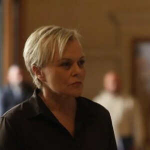 C'est UGC qui aurait suggéré le nom d'Anne Le Nen lors d'un rendez-vous professionnel... à sa plus grande joie !
Muriel Robin et Anne Le Nen dans la série "Master Crimes", sur TF1.