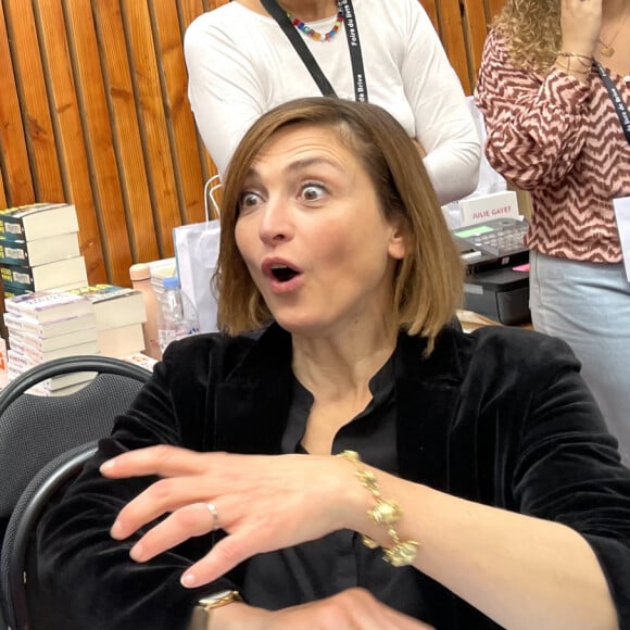 Adieu les longues mèches blondes... elle a tout coupé !
Julie Gayet et son mari François Hollande - 41e Foire du Livre de Brive dans La Halle Brassens, à Brive-la-Gaillarde, le 11 novembre 2023. © Fabien Faure/Bestimage