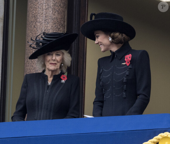Son épouse, Kate Middleton, était en hauteur, saluant le peuple depuis un balcon, en compagnie de sa belle-mère la reine consort Camilla.
Camilla Parker Bowles et Kate Middleton - La famille royale honore les disparus des deux guerres mondiales lors de la cérémonie Remembrance Sunday (Dimanche du souvenir) au Cénotaphe à Londres. Le 12 novembre 2023.