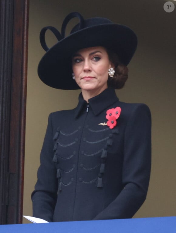 Elle avait opté pour un look très chic, très sobre et sombre, composé d'une robe noire et d'un grand chapeau.
Kate Middleton - La famille royale honore les disparus des deux guerres mondiales lors de la cérémonie Remembrance Sunday (Dimanche du souvenir) au Cénotaphe à Londres. Le 12 novembre 2023.