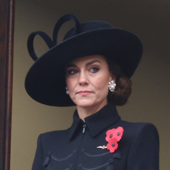 Elle avait opté pour un look très chic, très sobre et sombre, composé d'une robe noire et d'un grand chapeau.
Kate Middleton - La famille royale honore les disparus des deux guerres mondiales lors de la cérémonie Remembrance Sunday (Dimanche du souvenir) au Cénotaphe à Londres. Le 12 novembre 2023.