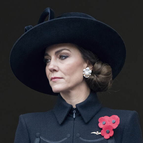 C'est un week-end très solennel pour l'ensemble du Royaume-Uni.
Kate Middleton, princesse de Galles - La famille royale honore les disparus des deux guerres mondiales lors de la cérémonie Remembrance Sunday (Dimanche du souvenir) au Cénotaphe à Londres.