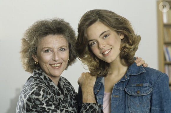En France, à Paris, chez elle, Nicole Courcel et sa fille Julie Andrieu en janvier 1991.