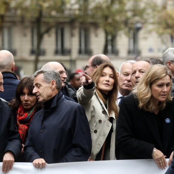 Carla Bruni-Sarkozy a soutenu le mouvement, à l'image de son mari ancien président de la République
L'ancien président, Nicolas Sarkozy et Carla Bruni défilent derrière une banderole "Pour la République, contre l'antisémitisme" lors d'une marche contre l'antisémitisme à Paris, le 12 novembre 2023 © Stéphane Lemouton / Bestimage