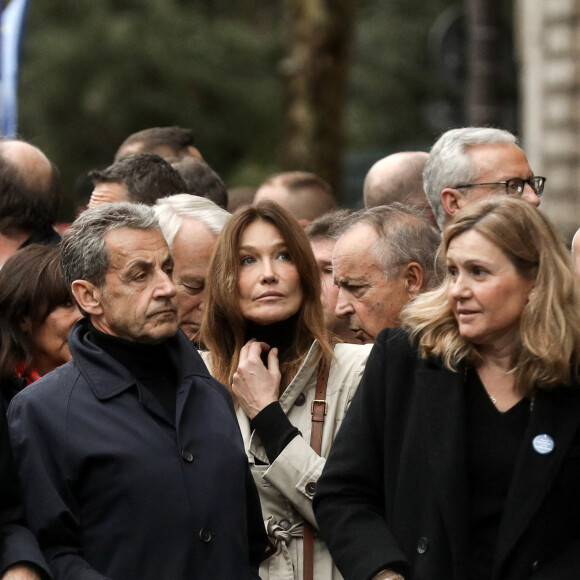 La présidente de l'Assemblée nationale, Yael Braun-Pivet, l'ancien président, Nicolas Sarkozy, Carla Bruni défilent derrière une banderole "Pour la République, contre l'antisémitisme" lors d'une marche contre l'antisémitisme à Paris, le 12 novembre 2023 © Stéphane Lemouton / Bestimage