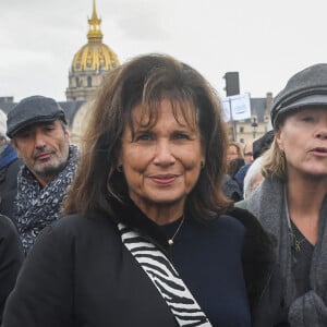 Anne Sinclair - Marche pour la République et contre l'antisémitisme à Paris le 12 novembre 2023. © Lionel Urman / Bestimage