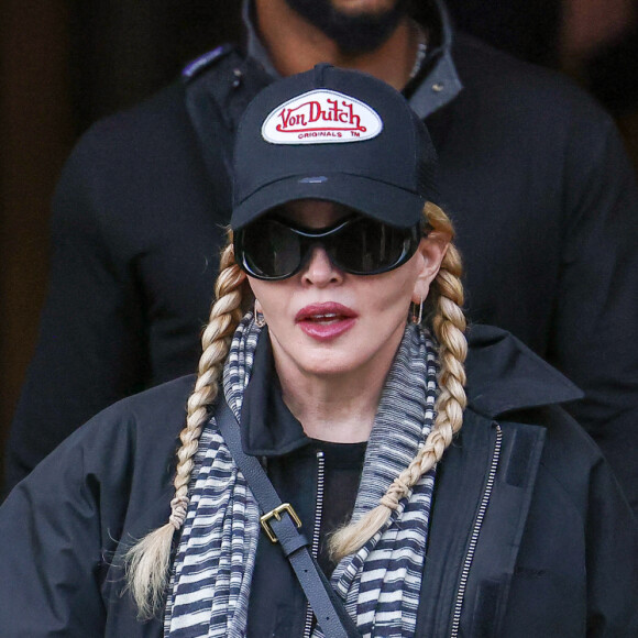 Madonna entourée de ses gardes du corps à la sortie de l'hôtel Ritz à Paris.