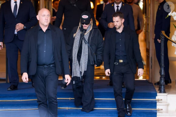 Madonna entourée de ses gardes du corps à la sortie de l'hôtel Ritz à Paris, le 13 novembre 2023. L'icône pop est en route pour sa deuxième date parisienne à l'Accor Arena de sa tournée "The Celebration Tour".