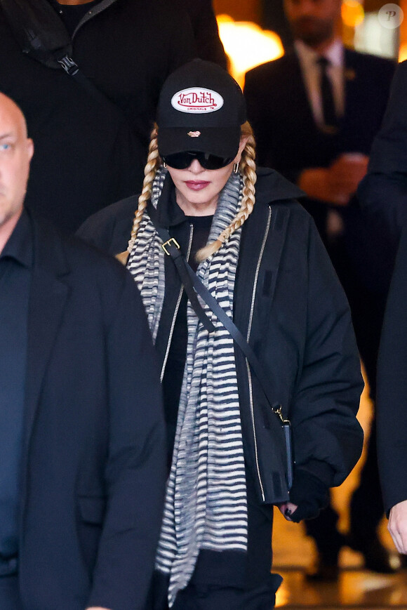Madonna entourée de ses gardes du corps à la sortie de l'hôtel Ritz à Paris, le 13 novembre 2023. L'icône pop est en route pour sa deuxième date parisienne à l'Accor Arena de sa tournée "The Celebration Tour".